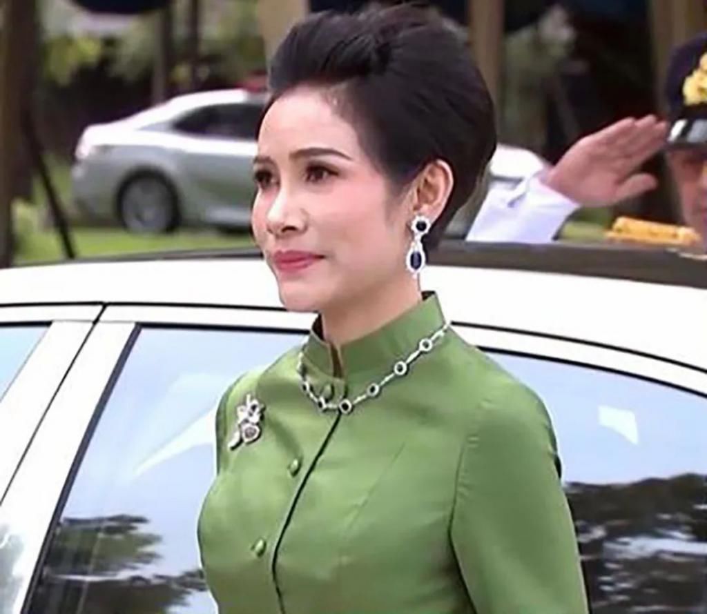 诗妮娜贵妃|泰王贵妃风格凌乱,在刘海处簪一朵花,与奢华蓝珠宝首饰格格不入