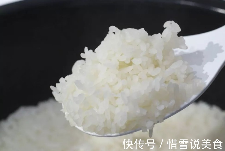 煮米饭不要只加水煮,记住“2放1窍门”,米饭软糯香甜,粒粒分明