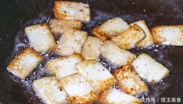 喷香|豆腐别再炖着吃了,加这两食材一起炒,喷香下饭,天天吃都不够!