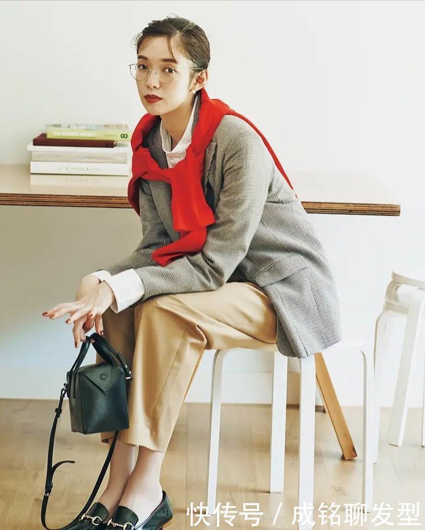 双面呢大衣|女人到了中年穿衣别太繁琐,简单色彩搭配要学会,时髦减龄又大气