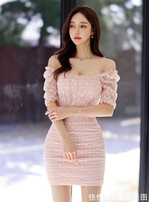 孙允珠 女神孙允珠的时尚搭配:春雪蕾花甜美波点蝴蝶肩衣裙