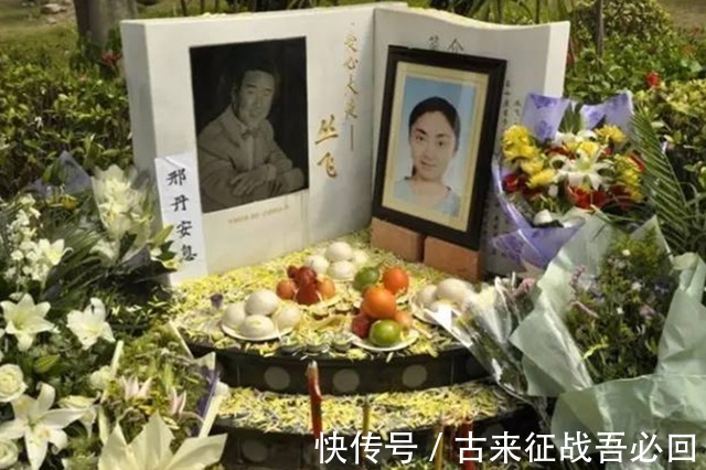 接力棒|2011年丛飞遗孀遗体告别仪式, 5岁女儿默默抹泪,上千名市民送行