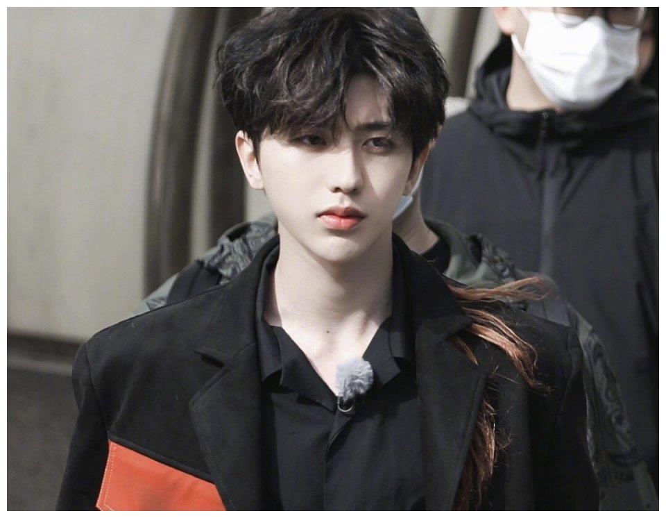 《奔跑吧》黔驴技穷，首期节目就抄袭，沙溢扮AI承包全部笑点