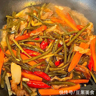 据说这个时候吃酸豆角炒肉,是最好的