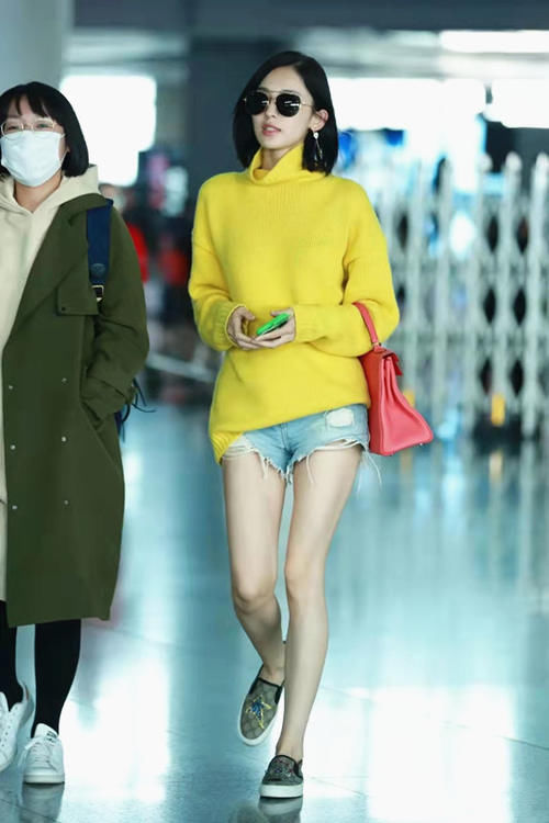 娜扎罕见私服亮相 穿米色针织衫走少女风“电杆腿”成焦点