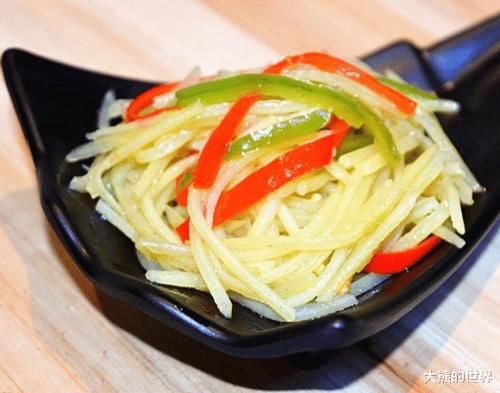 炒土豆丝，什么时候放醋，正确做法是先放醋，酸辣又脆爽