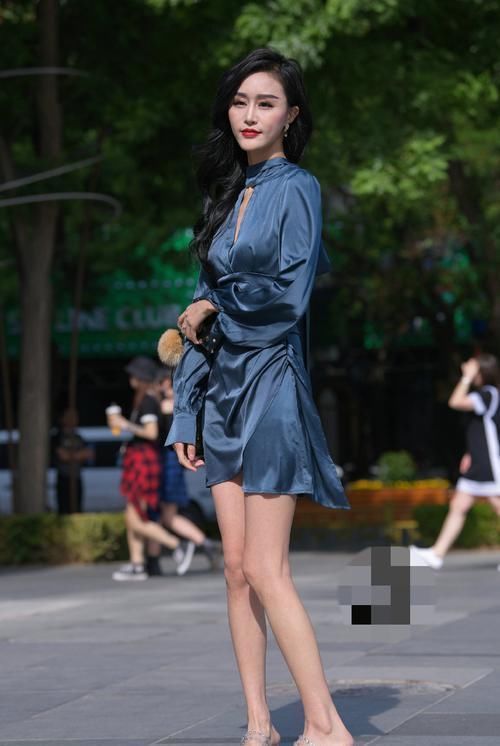 美艳精致的美女,蓝色真丝连衣裙,凸显高贵气质