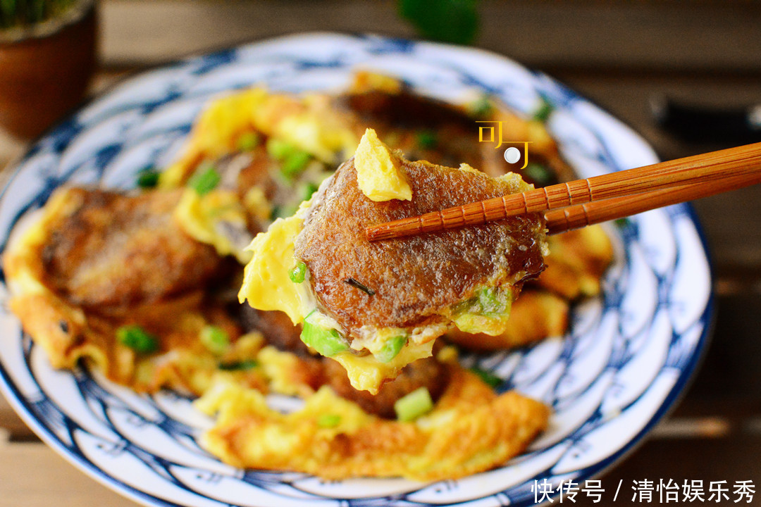 根葱|家里的粽子别再蘸糖吃了,换个吃法,2只鸡蛋1根葱,煎一煎太香了