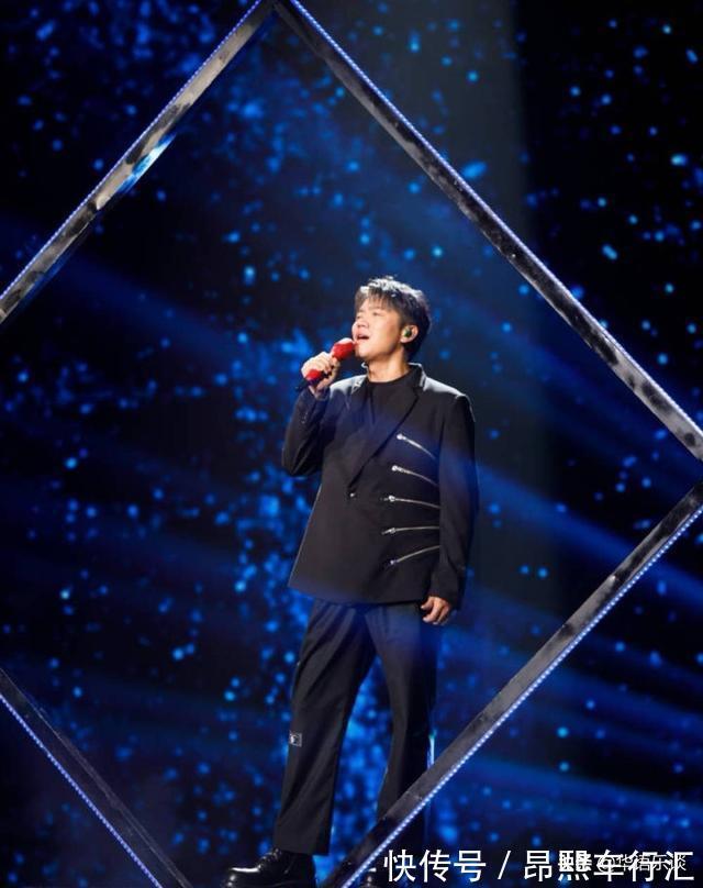 曾毅換新搭檔上節目唱歌，詞多了，聲音卻沒了