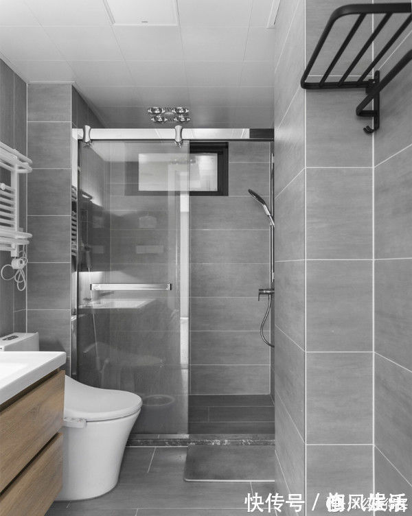 墙面|这对夫妻很有远见,买下120平复式小楼,客厅开阔还有双储物间