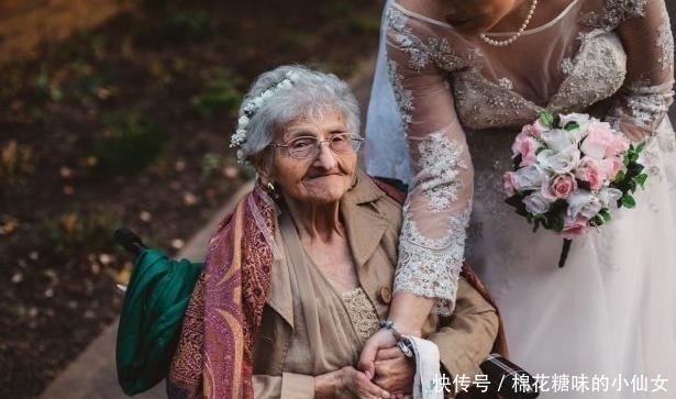 婚礼|奶奶应邀成为孙女婚礼上的花童,手拿魔法杖风头盖过了新娘
