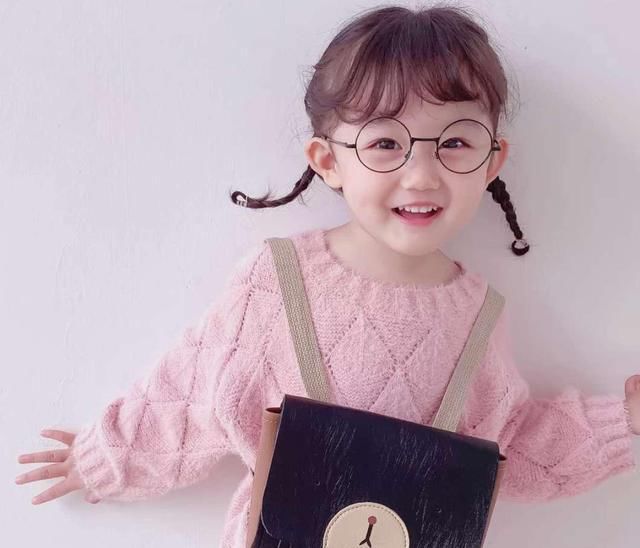 女孩脸上有这5种“美人线”，小时候再丑也不怕，女大定会十八变