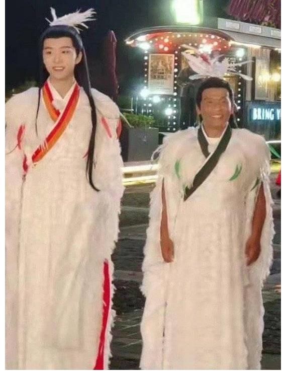 综艺|宋小宝录制新综艺,被粉丝围观开心比耶,和路人打招呼超接地气