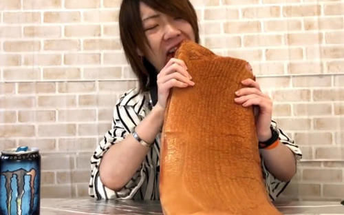 本来就|大胃王吃50斤“烤牛排”,镜头下移1米露馅了,网友:耍我呢?