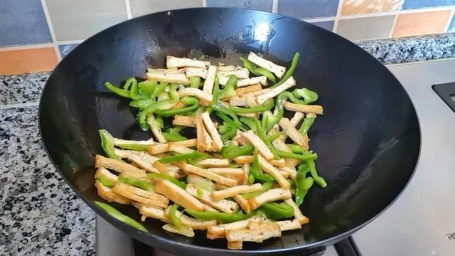 豆腐干的好吃做法，鲜香开胃，下饭太香了，全家老少都爱吃