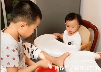 勺子|三胞胎妹妹不愿意喝奶,哥哥想出的方法,妈妈看到笑弯了腰