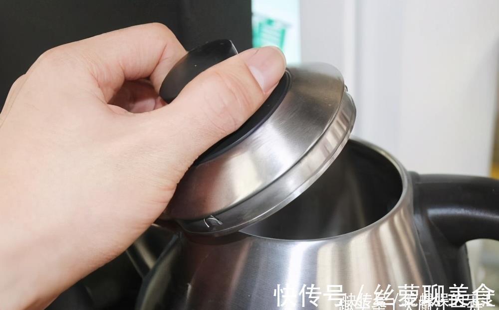 电热水壶|不管水壶水垢多厚，大厨教你一招，水垢快速去除，方便又卫生