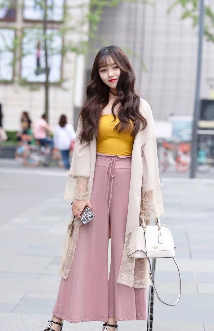 女人味|清新靓丽的短发美女,长袖搭配热裤,精美时尚又显大气