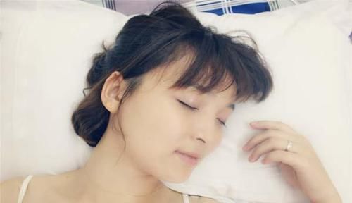 女人睡觉前，坚持按摩肚子，不要多久，喜人的变化或主动找上门