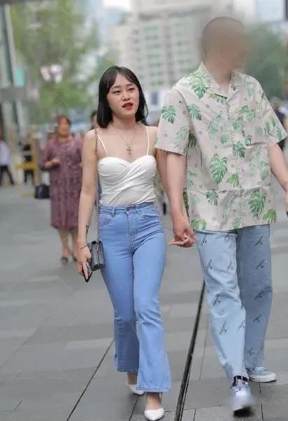 吊带|白色吊带搭配喇叭裤,加上银色项链,格外亮眼