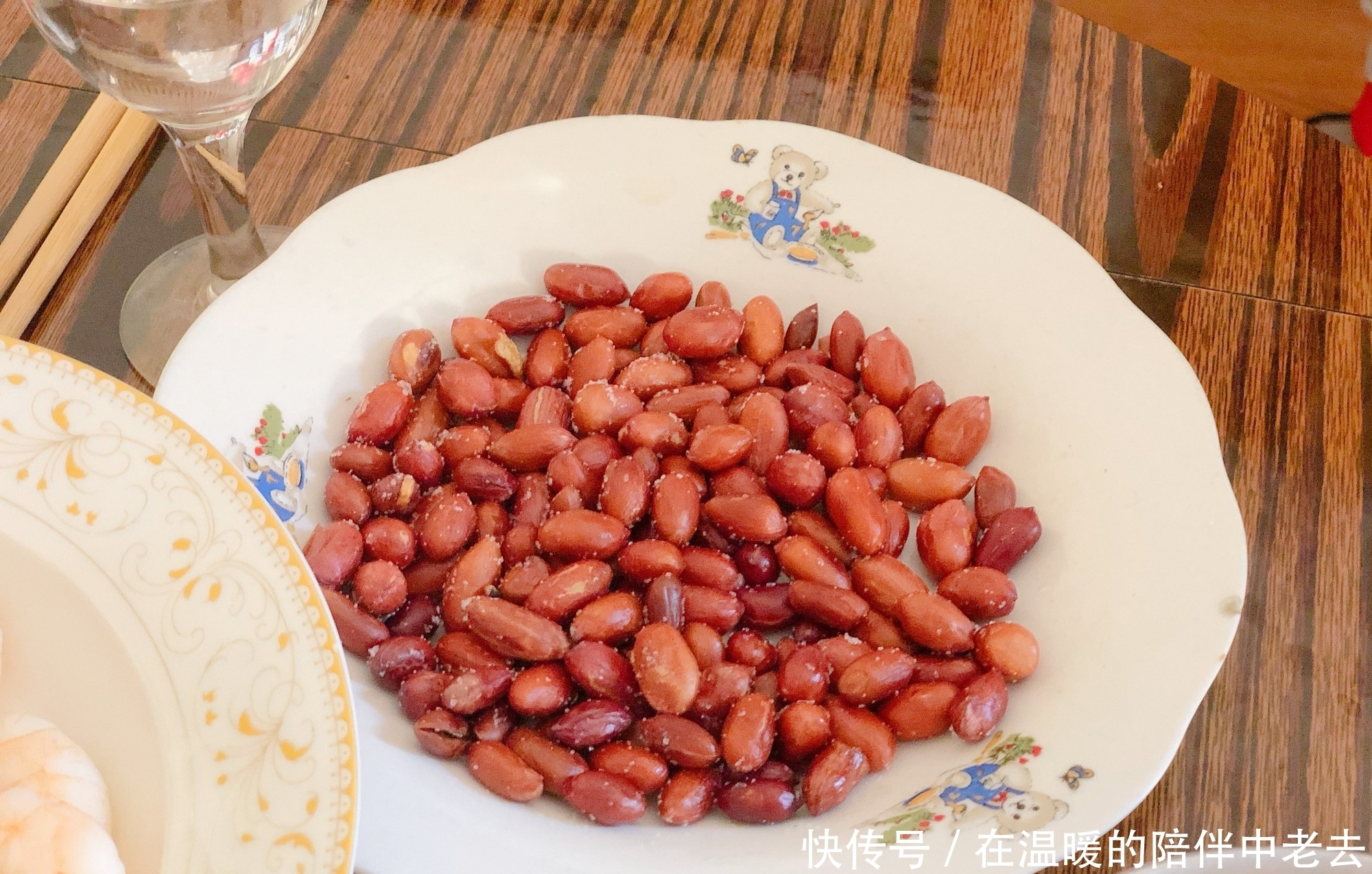 山东人这样吃年夜饭,一家7口,7道荤菜,5道素菜,寓意好有年味