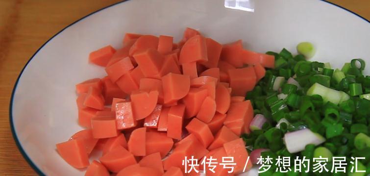 陕西中年夫妻的简约午餐,一盘玉米面走红朋友圈,勾起了儿时回忆