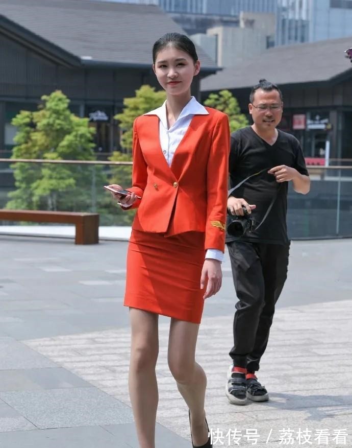 风范 怎样展现职场女强人的风范西装配半身裙,干练优雅又迷人!