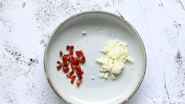 这瓜可以生吃,切成丝,拌一拌就能上桌,味道清新爽口又开胃