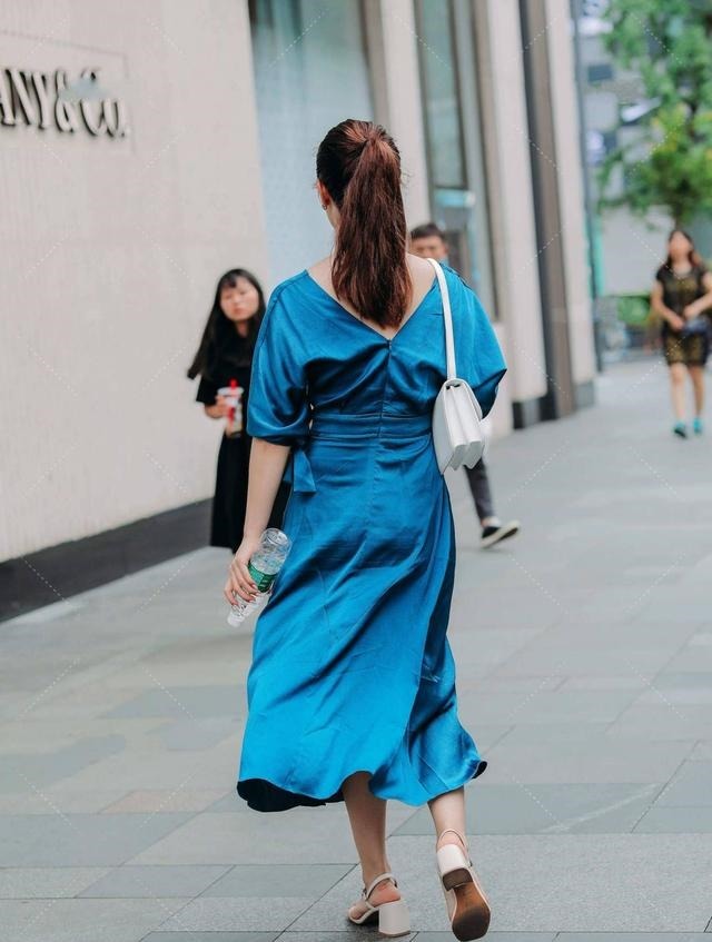 tips 不同的蓝色搭配出来,气质风格大不同,蓝色连衣裙选款分享给你!
