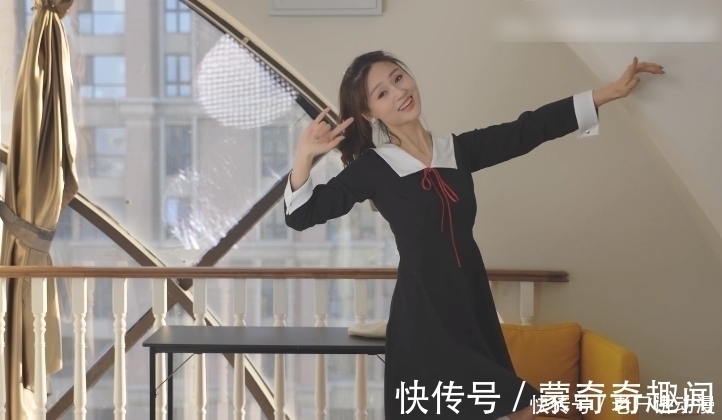 制服|45岁母亲穿JK制服陪儿子逛漫展,拍视频大跳书记舞,评论一众清奇