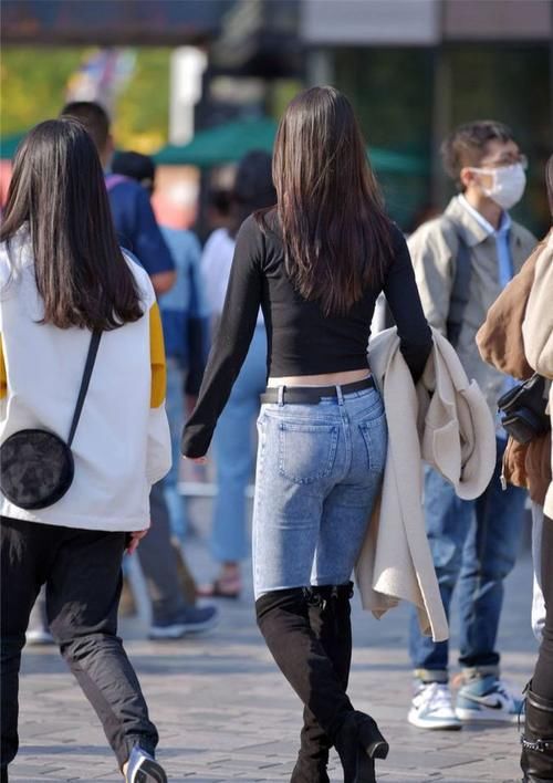紧身牛仔裤|紧身牛仔裤搭配长靴，长靴选择高跟，还是平底鞋？