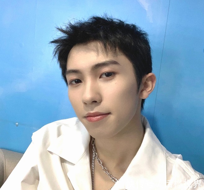 r1se|INTO1成团1个月,这个国际化男团都经历了些什么?