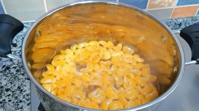 家里有橘子，把它做成橘子罐头，健康无添加，酸酸甜甜，老少都爱