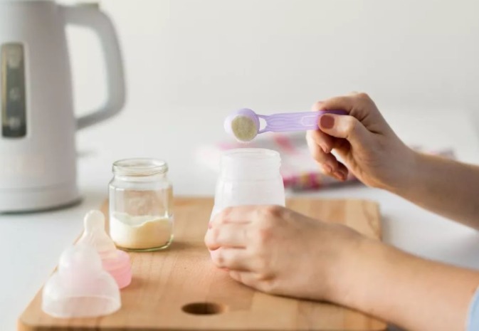 家长|家长冲奶粉的方式错了,相当于给娃喝“微塑料”,你是否做过