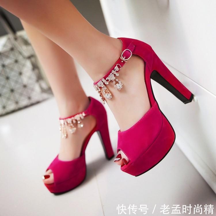 时髦|尖头鱼嘴鞋时髦有型,显得女性脚部线条非常柔美