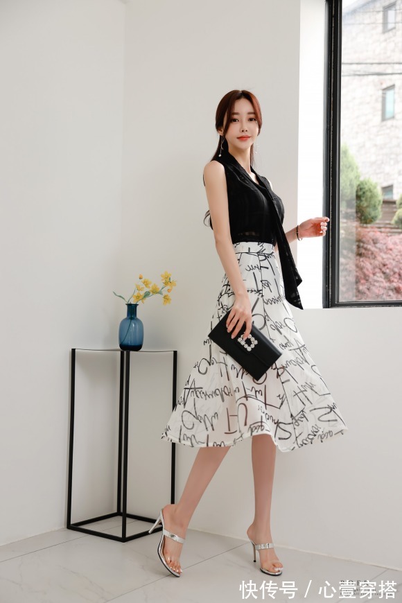 时尚|女神孙允珠高清时尚搭配:韵墨雪纺束领字母层叠无袖裙