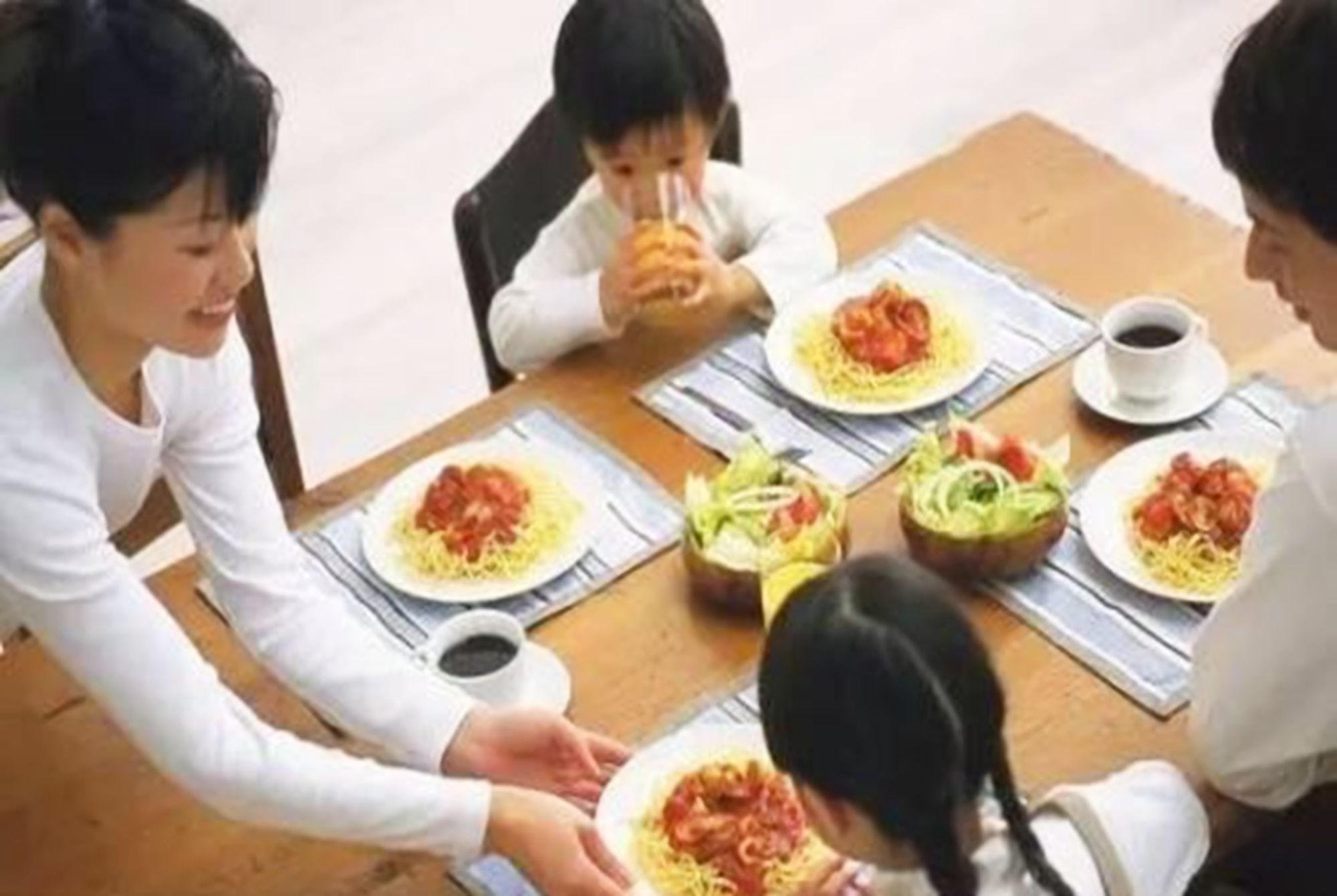 餐桌礼仪|孩子是否情商高,从餐桌上就能看出来,有这三种表现的娃赶紧纠正