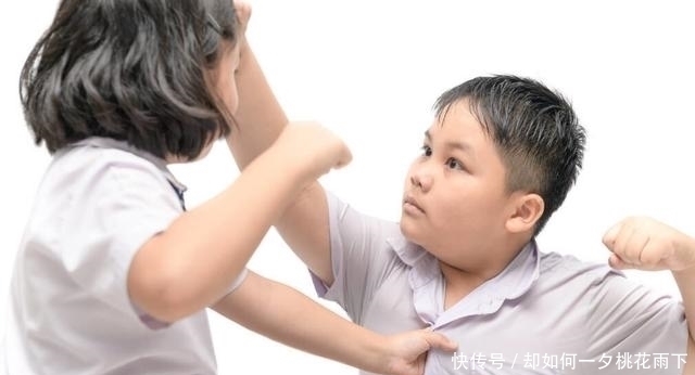 dn7岁女儿半夜发高烧,嘴里一直说书包破了,宝妈打开后情绪失控