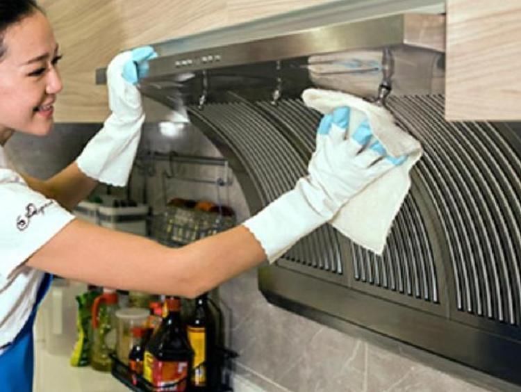 清洁剂|日子过久了才知道,自己清洗油烟机有窍门,一喷一擦就能搞定