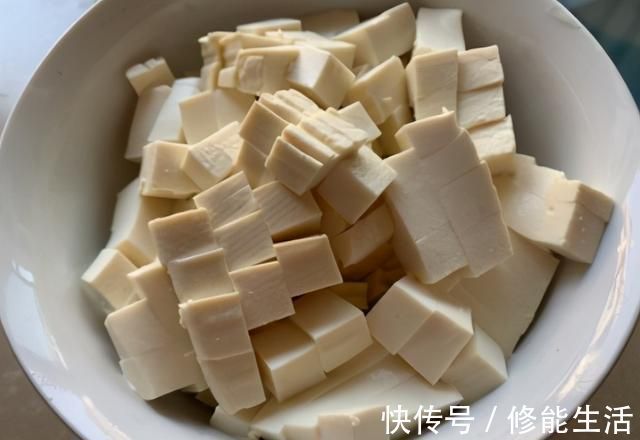 香椿芽|春天，豆腐和它才是绝配，不炒也不煎，焯下水拌一拌，太解馋了