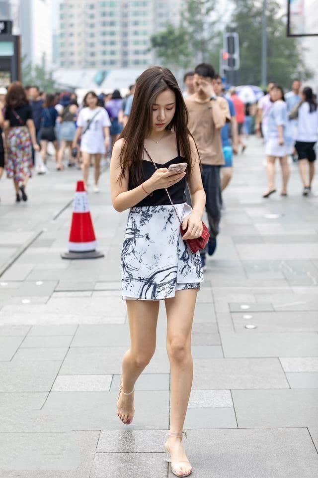 街拍:时尚的酒红色瑜伽裤,小美女穿起来清爽又减龄,清爽大方