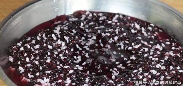 黑米别再煮粥了,一蒸一压,香甜软糯,外面买不到,太好吃了