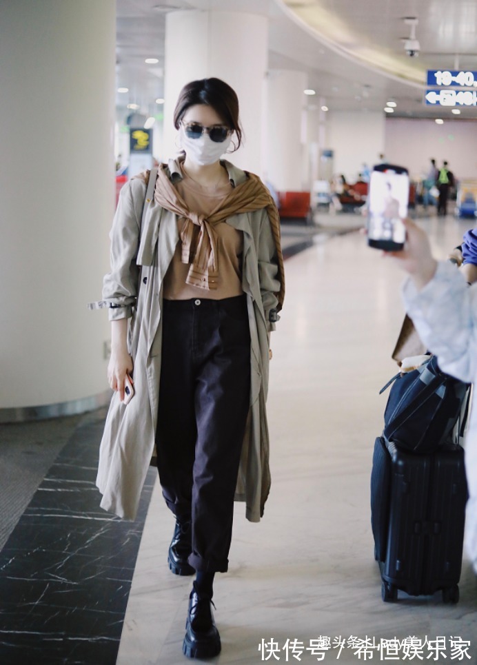 牛仔裤 风衣是永不过时的时尚单品,其实它的搭配很简单,不需烈焰红唇