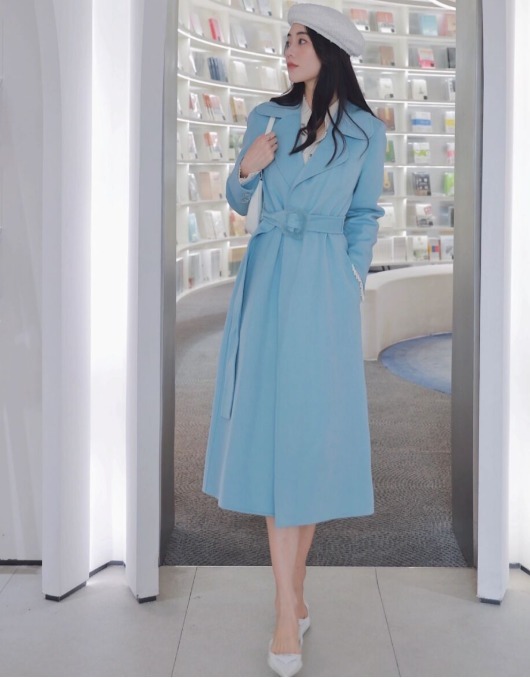 小蛮腰 穿大衣不要只会敞开穿了,搭配腰带保暖显瘦又高级,谁穿都好看