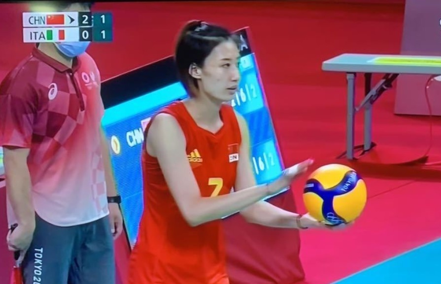 啦啦队长|泪目！中国女排2-0意大利，朱婷化身啦啦队长，郎平变阵晚了