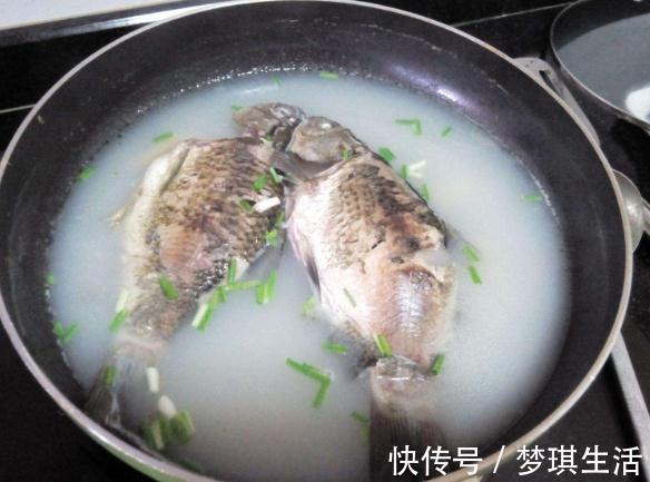 味鲜|炖鱼汤时，不要直接加水炖！大厨教你3招，汤浓味鲜，好喝无腥味