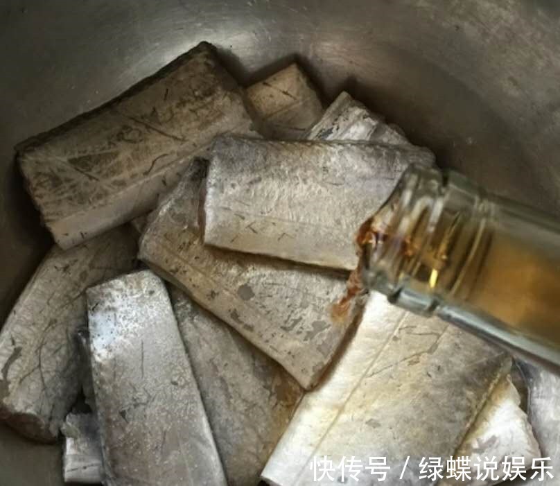 教你在家做椒盐酥带鱼，简单没腥味，外酥内嫩，大人小孩都爱吃