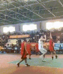 |搞笑GIF:来来来,今天毕业高兴,给大家表演一个后空翻!