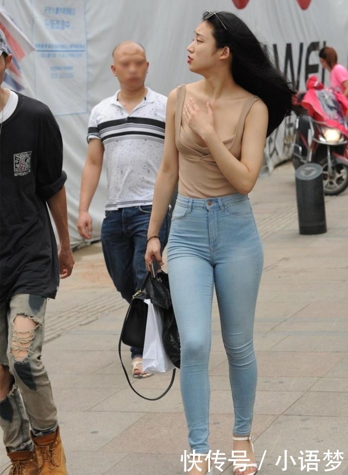 街拍: 呦, 这小姑娘还真会穿呀!
