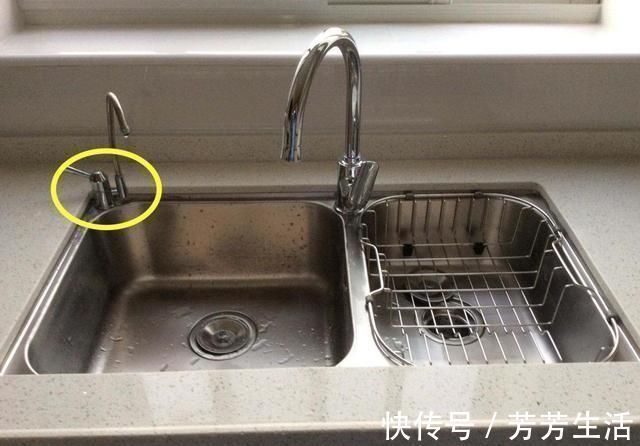 洗了这么多年的碗，才知道打开水槽上的小孔，塞一根软管方便洗碗